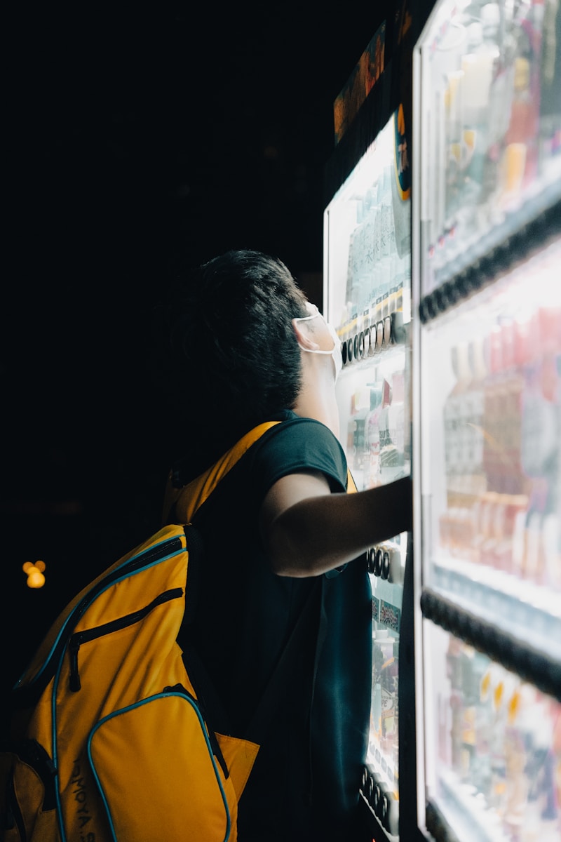 een man naast een vending machine